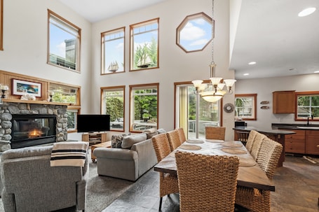 Smart TV, fireplace. Cozy fireside retreat by Proposal Rock with ocean views, sun.