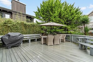 Outdoor dining - Cozy fireside retreat by Proposal Rock with ocean views, sun. (Neskowin)