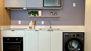 Deluxe Apartment, 1 Double Bed | Private kitchen