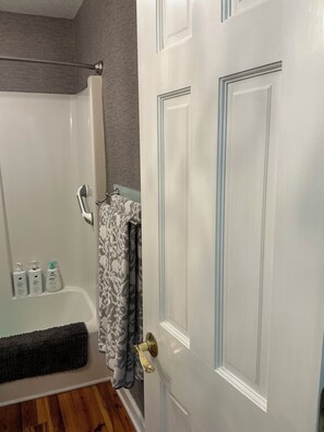 Dusche, Handtücher, Seife, Toilettenpapier