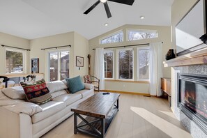 Televisión y chimenea 