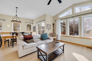 Televisión y chimenea 