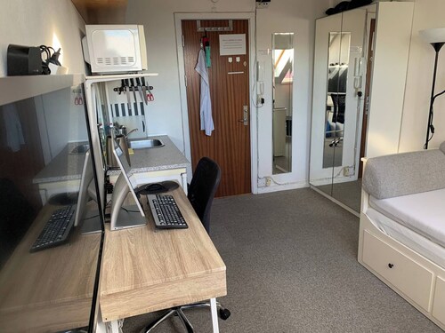 Room-central Studio Right at the Metro s