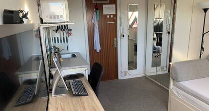 Room-central Studio Right at the Metro s