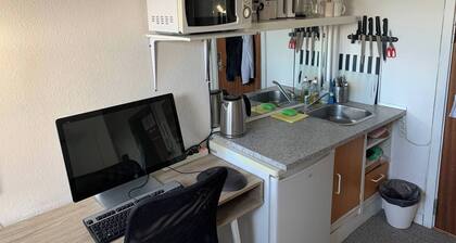 Room-central Studio Right at the Metro s