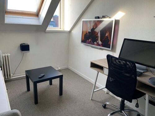 Room-central Studio Right at the Metro s