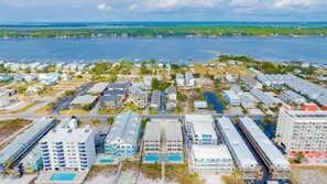 Una località balneare con diversi edifici, tra cui un hotel con piscina e spiaggia.