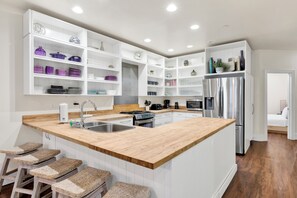 Refrigerador, microondas, horno y lavavajillas 