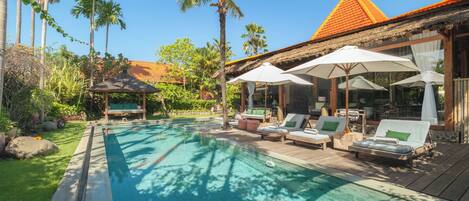 Una piscina al aire libre