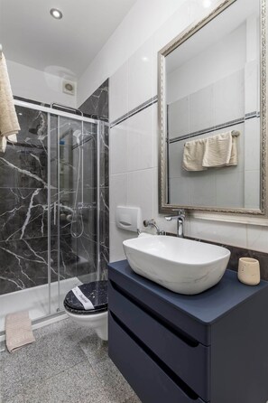 Shower, hair dryer, towels, soap - Villa Chiara Opatija Apartment Residence (Ičići)