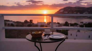 Cortinas blackout, ferros/tábuas de passar roupa, berços grátis