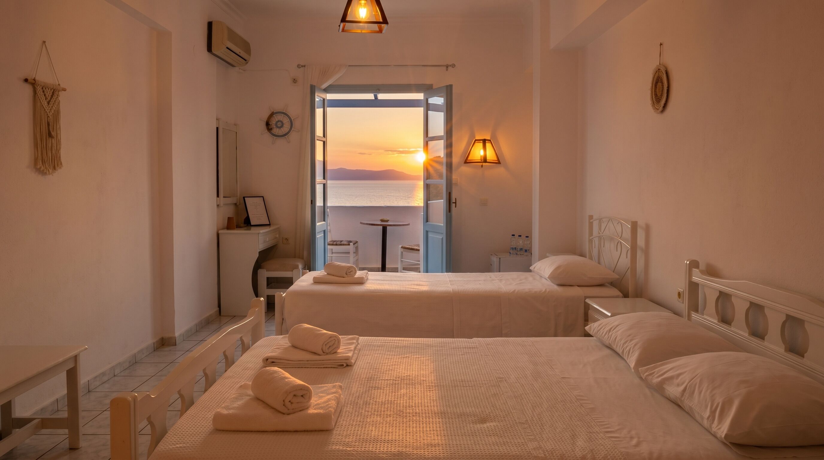Habitación triple, vistas al mar | Cortinas opacas, tabla de planchar con plancha, cunas gratuitas