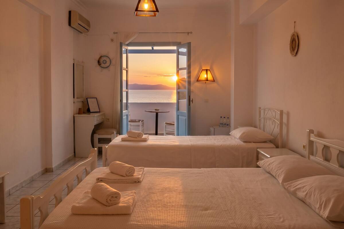 Triple Room, Sea View | Langsir/tirai gelap terus, seterika/papan seterika