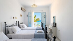Habitación cuádruple, vistas al mar | Cortinas opacas, tabla de planchar con plancha, cunas gratuitas