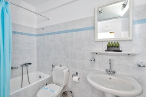 Hair dryer, slippers, towels, soap - Lume D'oro Syros (Kini)