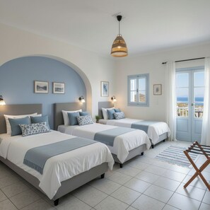 Chambre triple, vue sur la mer | Rideaux d’obscurcissement, fer et planche à repasser
