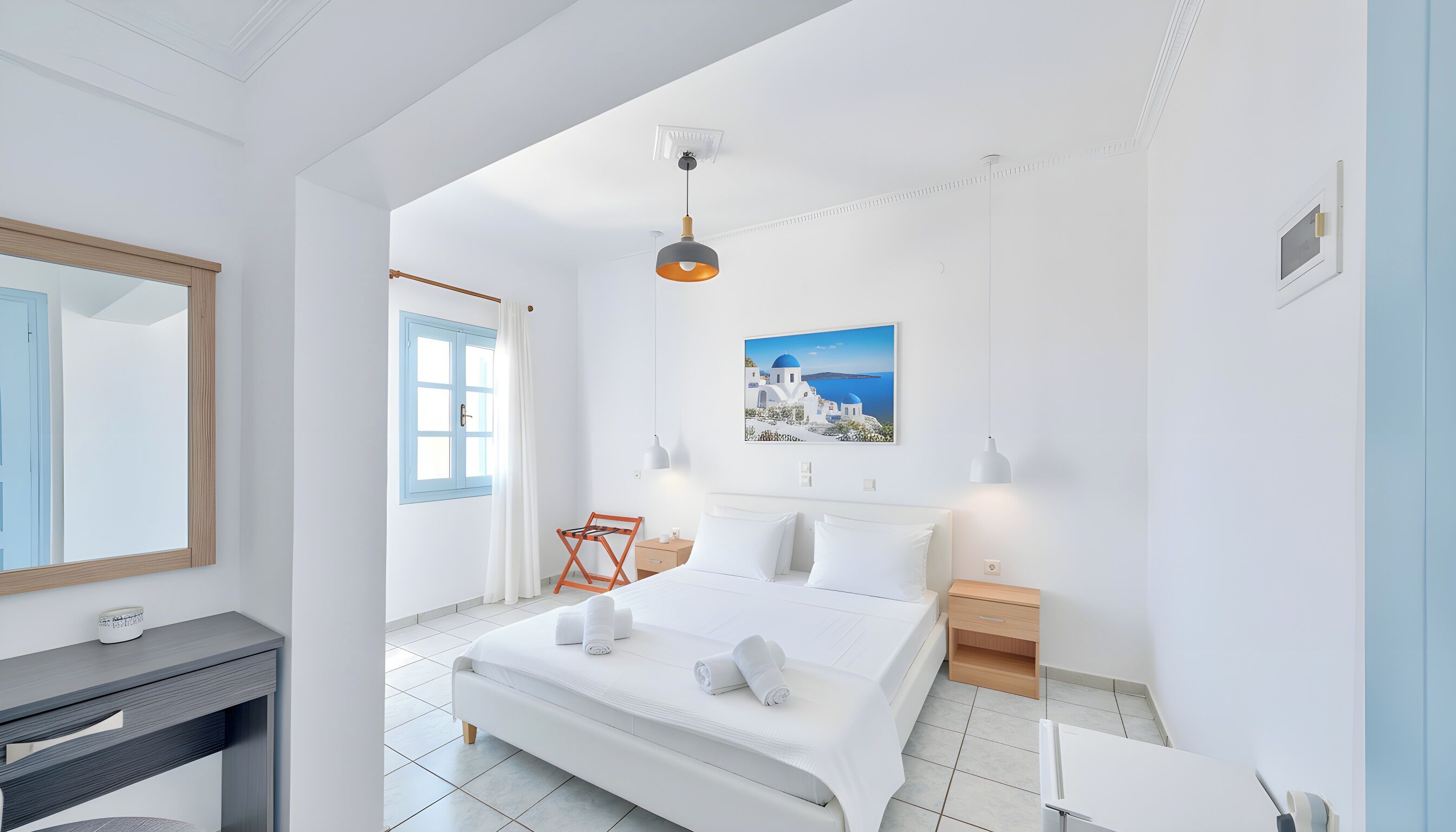 Cortinas opacas, tabla de planchar con plancha, cunas gratuitas