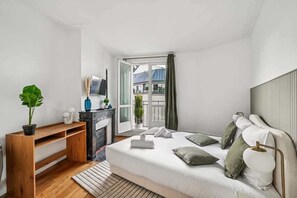 Room - Close to Paris City Center | Eiffel Tower View (Paris)