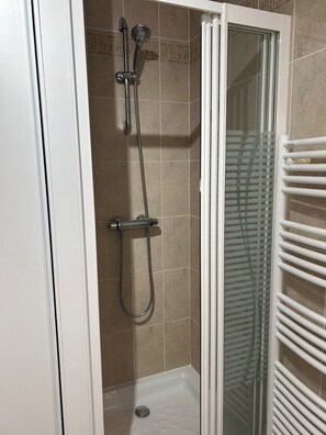 Dusche, Haartrockner, Handtücher, Toilettenpapier