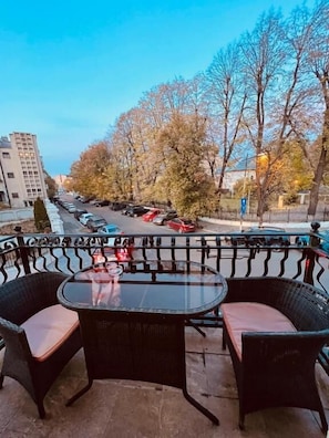 Outdoor dining - Hotel EvoZava Central (Bucharest)