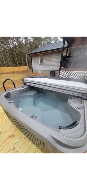 Outdoor spa tub - Charming 3-bedroom house in Dawsonville with cozy living spaces (Dawsonville)
