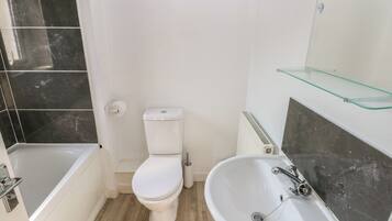 Cottage | Bathroom | Shower, hair dryer