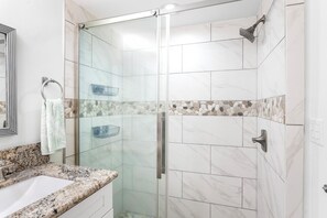 Shower, hair dryer, towels - Alii Villas#126: Ground Floor, Gorgeous Ocean Views, Split AC, Remodeled (Kailua Kona)