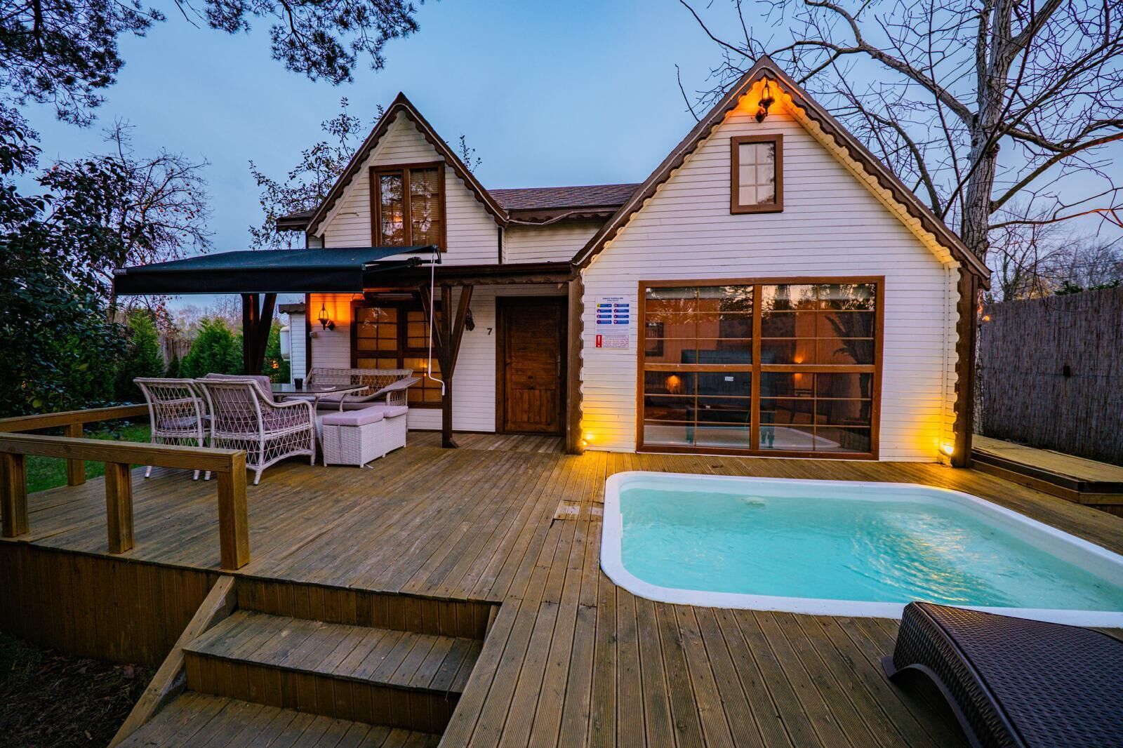 Bungalou, pati, zona enjardinada | Planxa i posts de planxar i wifi gratuïta 