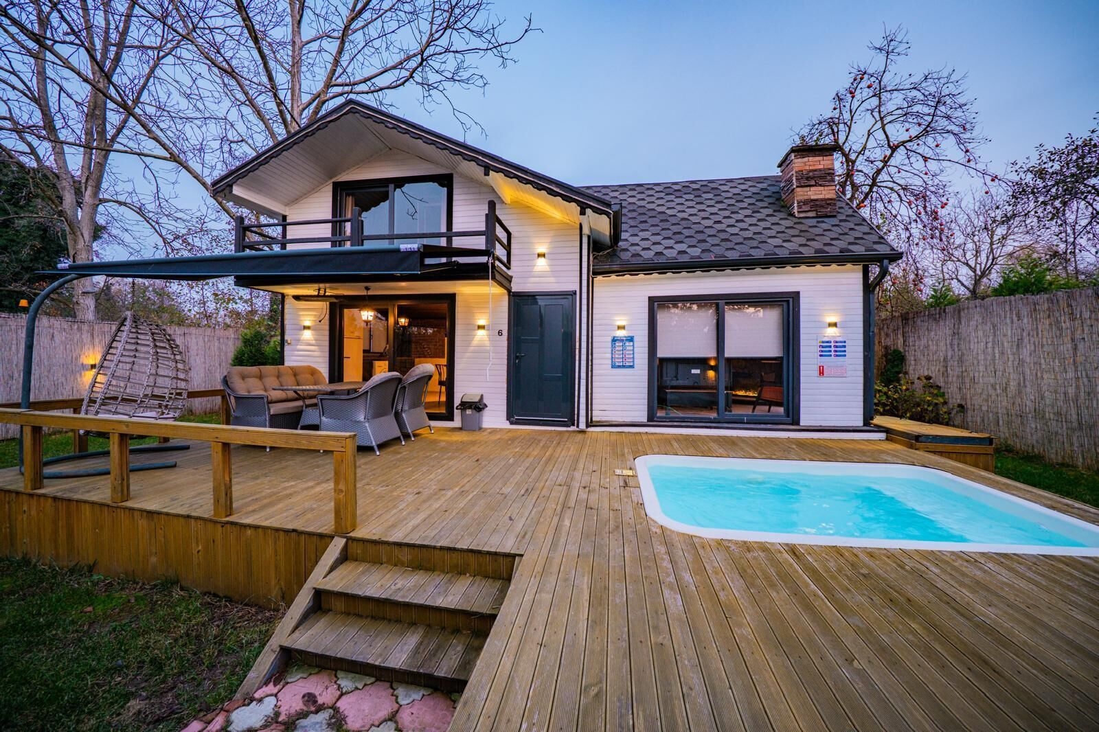 Bungalow, terrasse, hageområde | Strykejern/-brett og wi-fi (inkludert)