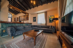 Villa Deluxe, piscina privata, vista lago | Ferro/asse da stiro, Wi-Fi gratuito