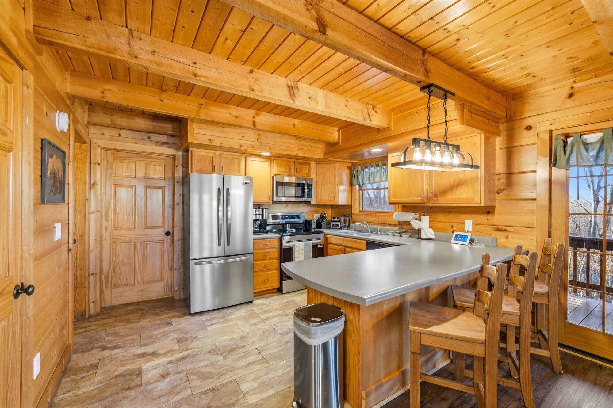 Jääkaappi, mikroaaltouuni, uuni, liesi