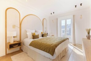 In-room safe, desk, iron/ironing board, free WiFi - A 175 SQM LUXURIOUS PARISIAN EXPERIENCE NEXT TO THE MADELEINE - RUE DE L'ARCADE (Paris)
