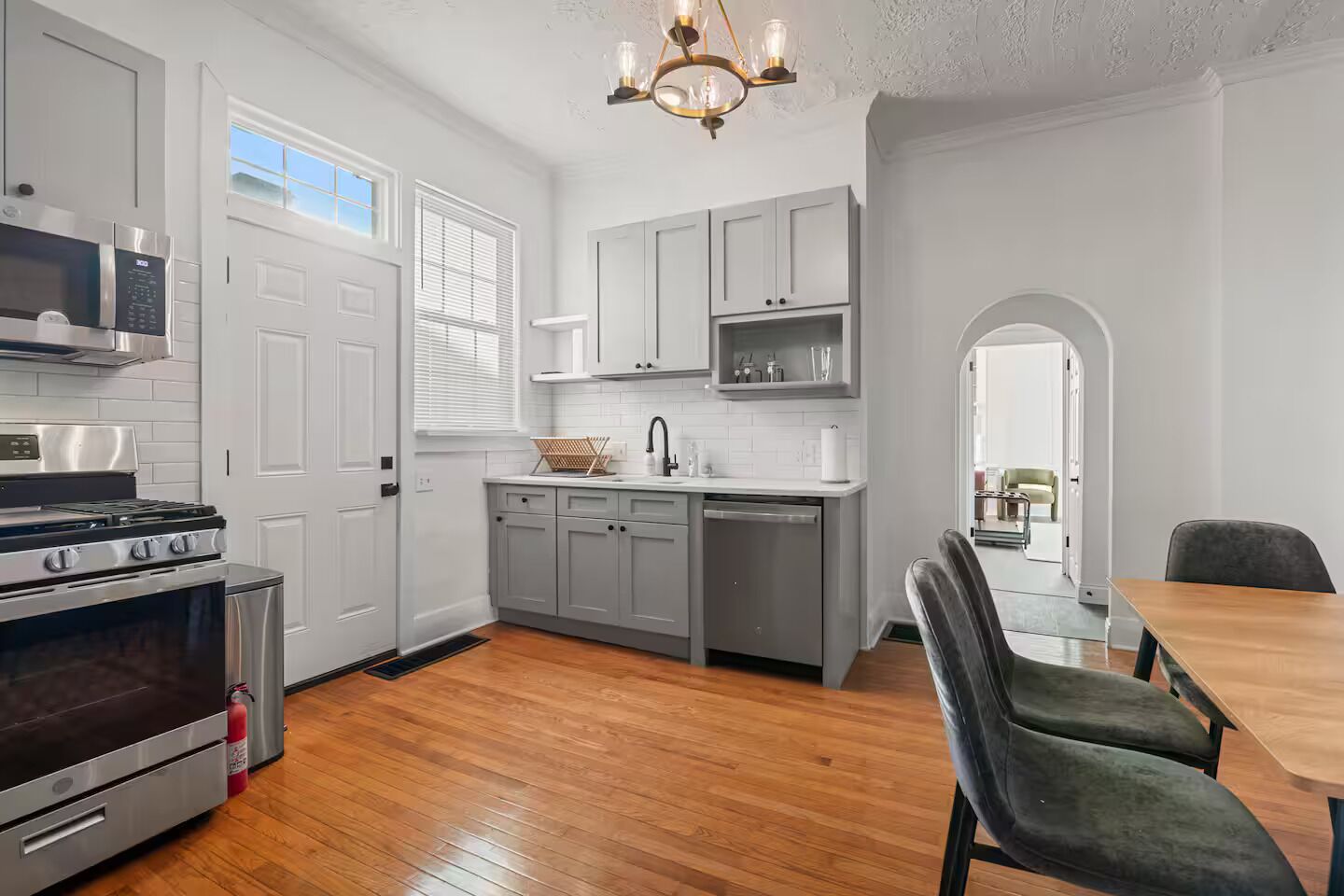 Réfrigérateur, four à micro-ondes, un four, surface de cuisson