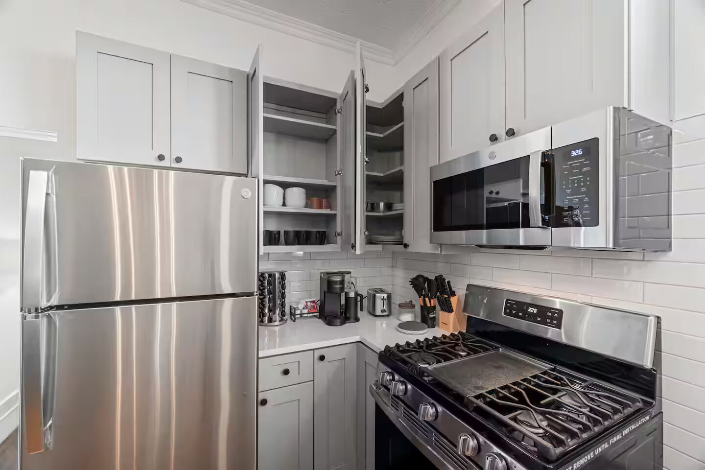 Réfrigérateur, four à micro-ondes, un four, surface de cuisson