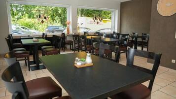 Tägliches kontinentales Frühstück gegen Gebühr