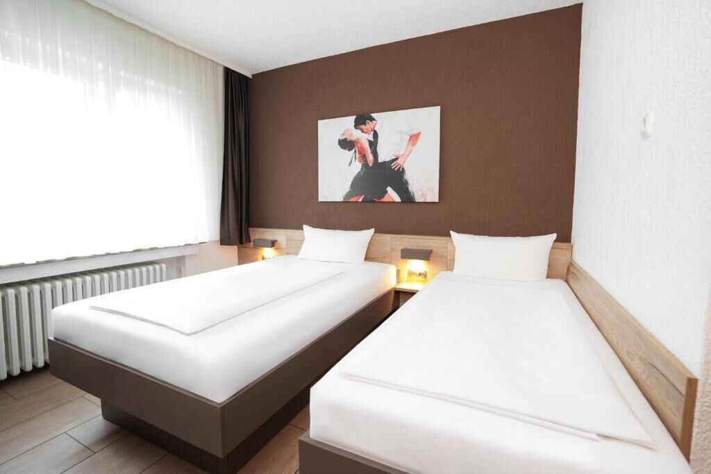 Standard Twin Room | Desk, free WiFi