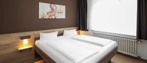 Quarto casal básico | Escrivaninha, Wi-Fi de cortesia