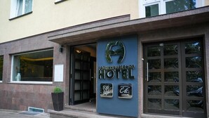 L’extérieur de l’hôtel Grohnhauserhof se distingue par sa façade moderne, ses grandes fenêtres et son entrée imposante.