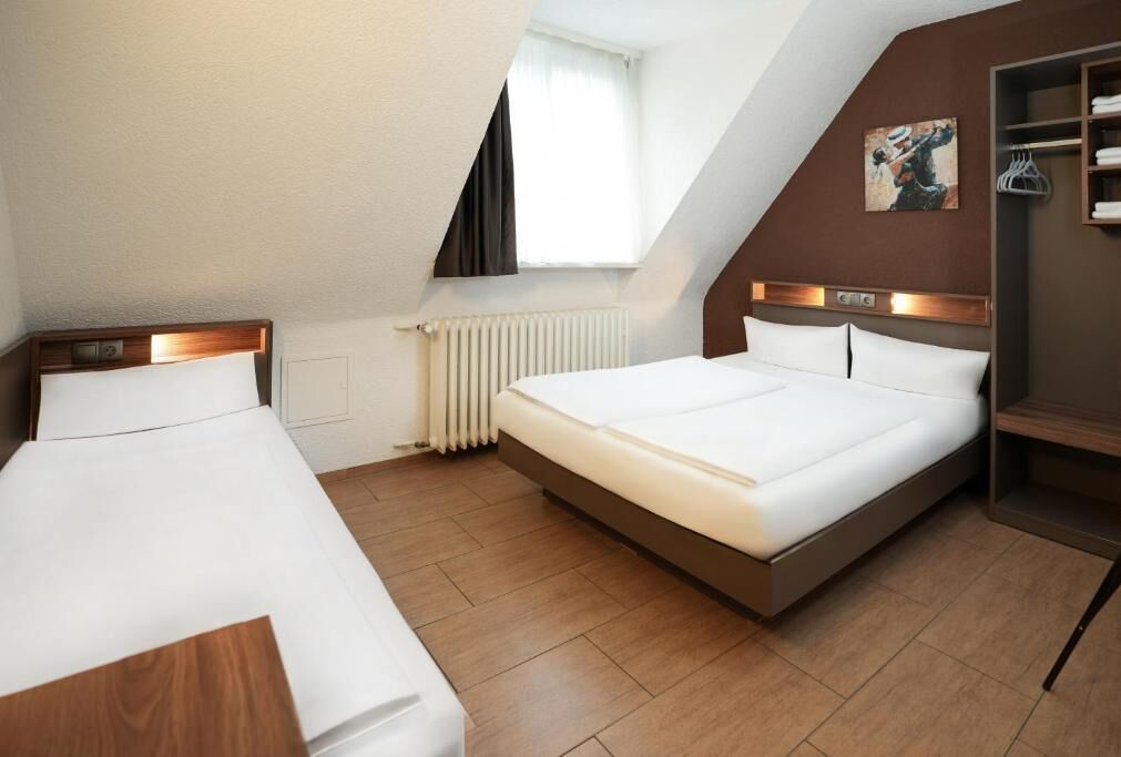 Eenvoudige driepersoonskamer | Een bureau, gratis wifi