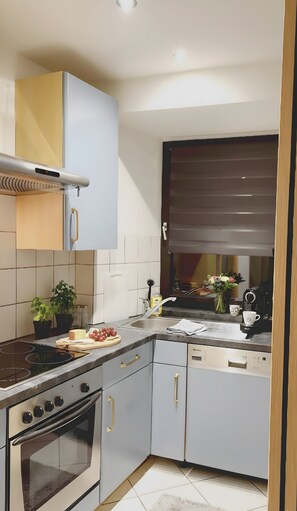Fridge, microwave, oven, stovetop - Holiday Home 'Kleines Stadthaus-Komfort' with Wi-Fi (Hillesheim)