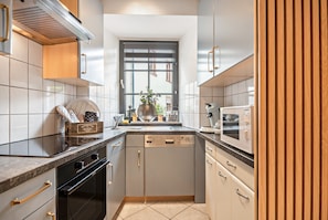 Réfrigérateur, four à micro-ondes, un four, surface de cuisson