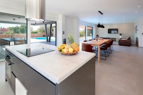 Luxury Villa Lanterna heated pool jacuzzi bbq family