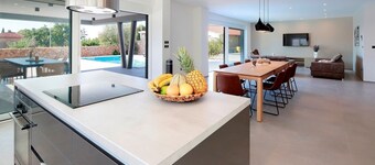 Luxury Villa Lanterna heated pool jacuzzi bbq family