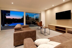 Televisión, futbolito y tenis de mesa 