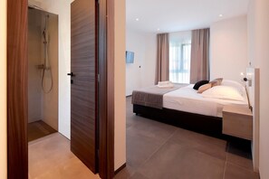 4 habitaciones, tabla de planchar con plancha, wifi y ropa de cama 