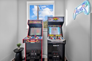 Games room - Central Houston 9BR Retreat – 2 Hot Tubs + Game Room – Sleeps 20+ (Houston)