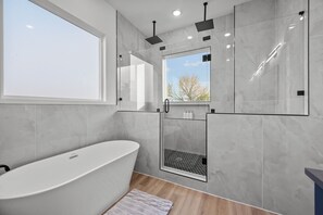 Shower, eco-friendly toiletries, hair dryer, bidet - Central Houston 9BR Retreat – 2 Hot Tubs + Game Room – Sleeps 20+ (Houston)