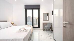Quarto moderno com uma cama, uma escrivaninha e uma janela grande.