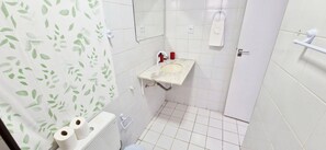 Basic Apartment | Bathroom | Shower, towels, soap, toilet paper - COARM0100 - Cond Praia dos Coqueiros (Salvador)