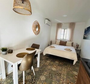 1 dormitorio, tabla de planchar con plancha, wifi y ropa de cama